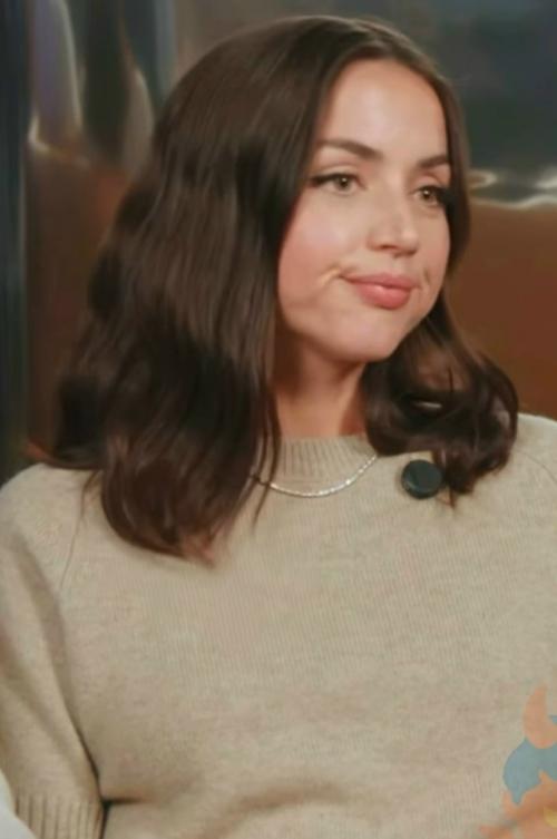 Ана де Армас самый интересный ракурс на сидни Суини поймала. 01