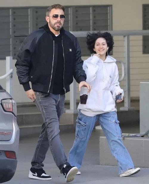 Бен аффлек и дочь Дженнифер Лопес - 14-летняя Эмма на прогулке в Лос-анджелесе. 01