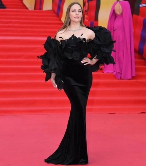 Мерьем узерли появилась на красной дорожке в Москве в шикарном наряде. 02