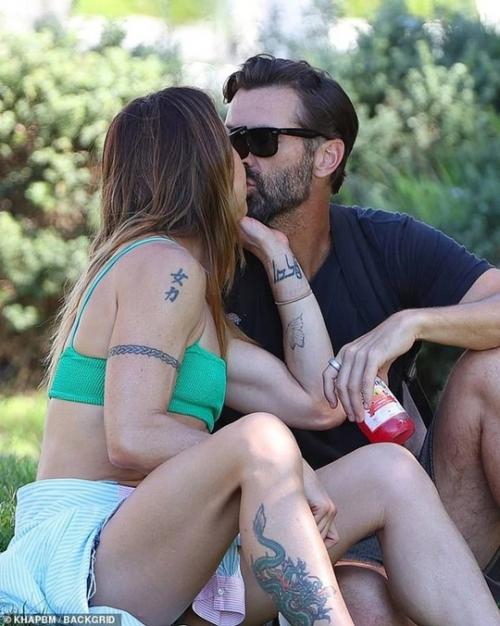 51-Летняя бывшая участница Spice Girls мел си продемонстрировала фигуру на пляже. 02