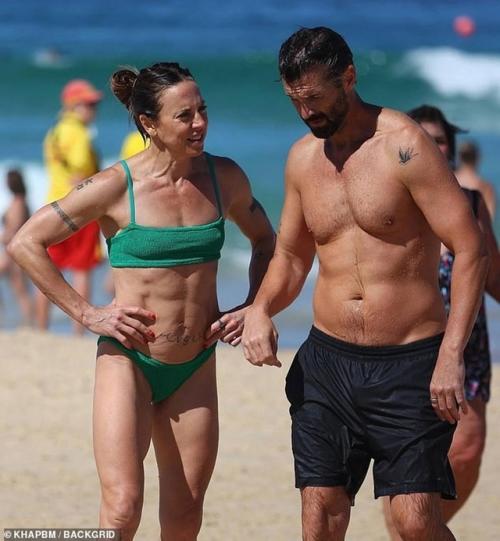 51-Летняя бывшая участница Spice Girls мел си продемонстрировала фигуру на пляже. 01