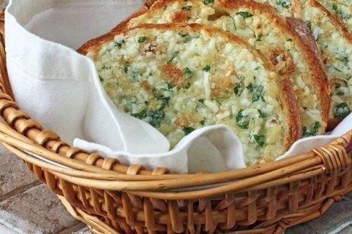 Запеченный хлеб с чесноком. Запеченный хлеб с чесноком.