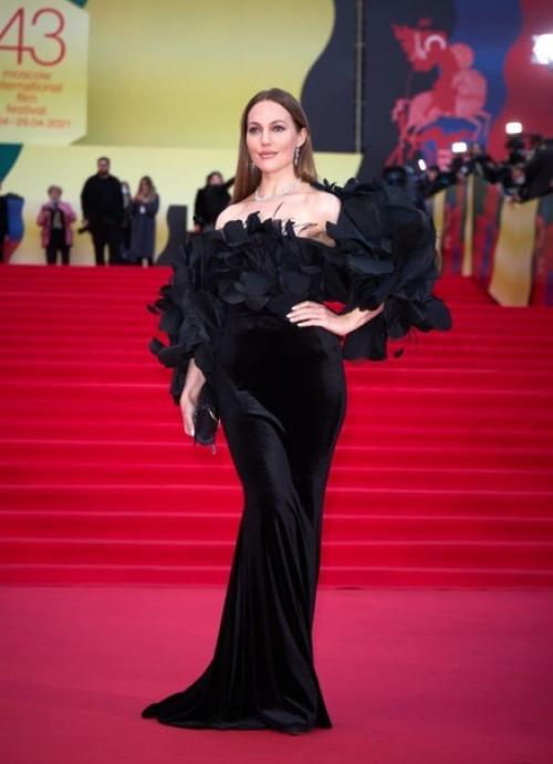 Мерьем узерли появилась на красной дорожке в Москве в шикарном наряде. 04