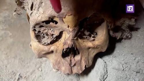 Археологи обнаружили в перу мумифицированные останки человека, которому предположительно более 1000 лет. 02