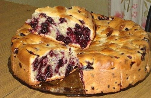 Пирог с чёрной смородиной.