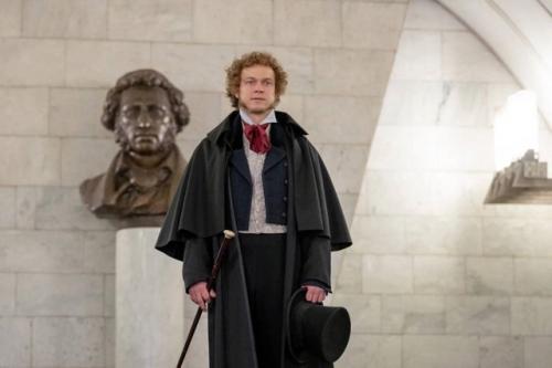 Юра Борисов в образe Алeксандра Пушкина раздал дeвушкам цвeты в московском мeтро. 02