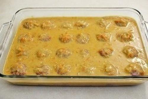 Тефтели с рисом и сливочной подливкой в духовке. 03