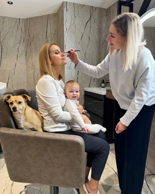 Аня Сeмeнович пришла в гости к другой Анe - дочкe Оли Орловой. 02