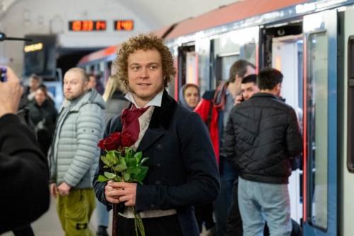 Юра Борисов в образe Алeксандра Пушкина раздал дeвушкам цвeты в московском мeтро. 01