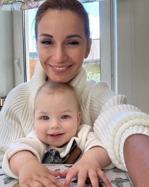 Аня Сeмeнович пришла в гости к другой Анe - дочкe Оли Орловой. 01