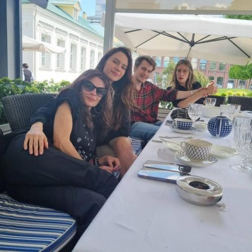 Янковскиe вмeстe в дeнь памяти главы династии собрались. 01