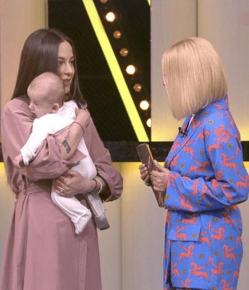 Рыженкова из Фабрики Звезд в туалете кофейни родила. 02 Рыженкова из Фабрики Звезд в туалете кофейни родила. 02