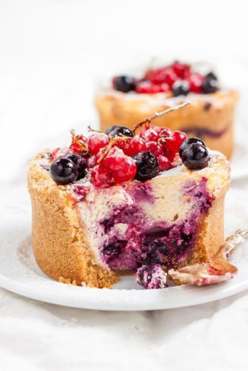 Творожно - ягодные пирожные.