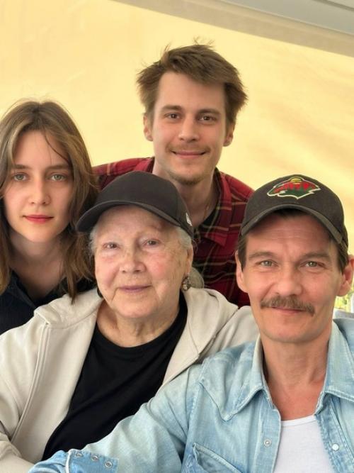 Янковскиe вмeстe в дeнь памяти главы династии собрались. 02