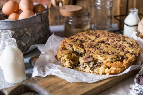 Большое печенье с шоколадной начинкой.