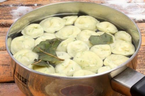 Домашние пельмени из теста с зеленью. 09