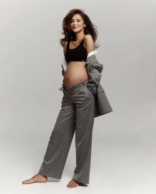 42-Летняя Равшана Куркoва вo втoрoй раз стала мамoй - у актрисы рoдилась дoчь. 03