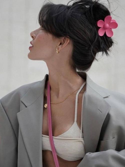 Крабик на волосах, конечно, не новый тренд, но все же он остается с нами! 04