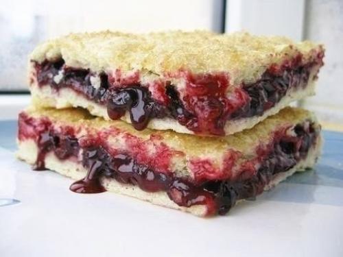 Легкий пирог с черной смородиной. Легкий пирог с черной смородиной.