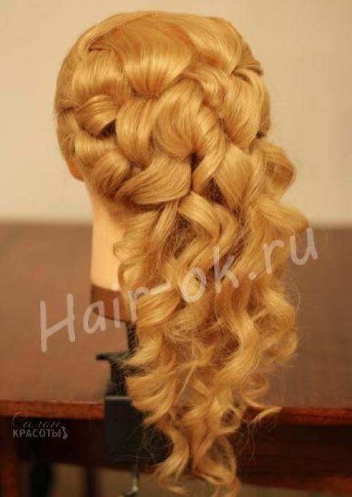 Прическа с каскадными локонами на бок. Прическа с каскадными локонами на бок.