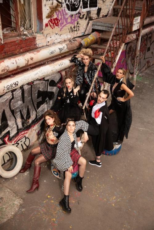 Блогеры к выходу фильма Круэлла устроили модный показ в центре Москвы. 02