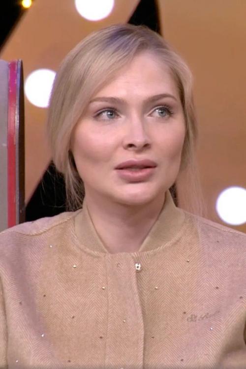 Алена Шишкова снова обсуждают в сети после её появления на интервью у надежда стрелец. 01