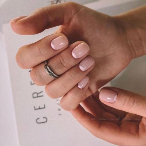 Маникюр с минималистическим дизайном всегда об элегантности образа говорит. 09