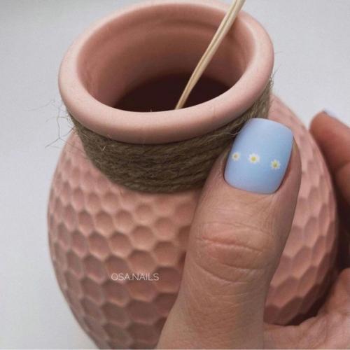 Маникюр с минималистическим дизайном всегда об элегантности образа говорит. 08