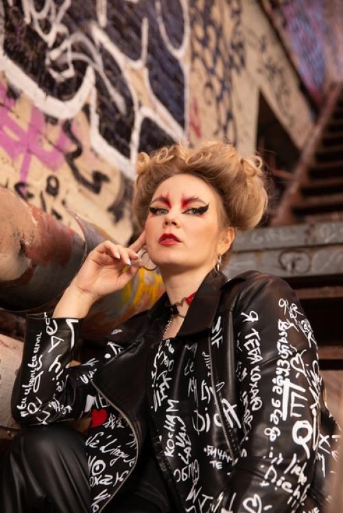 Блогеры к выходу фильма Круэлла устроили модный показ в центре Москвы. 06