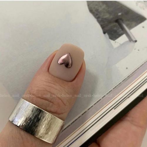 Маникюр с минималистическим дизайном всегда об элегантности образа говорит. 04