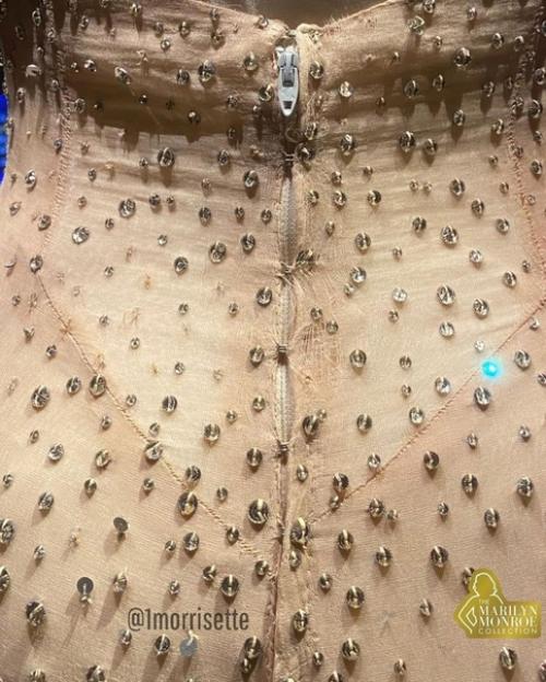 Испортила раритет: платье Мэрилин Монро разошлось по швам и лишилось кристаллов после Ким кардашьян. 02