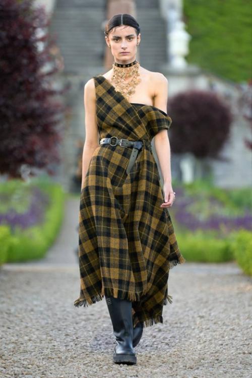 Не знаю какая муха укусила Марию грацию кьюри, но круизная коллекция Dior сезона 2025 получилась вполне красивой. 07