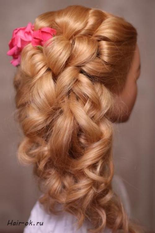 Прическа с каскадными локонами на бок. 01 Прическа с каскадными локонами на бок. 01