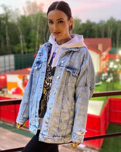 Новость дня!  Журнал Cosmopolitan считает, что Оля Бузова самая красивая артистка в России, но я готова поспорить! 03