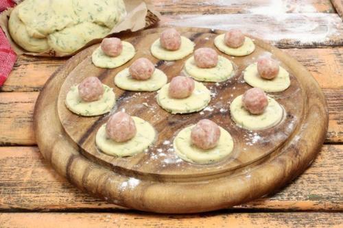 Домашние пельмени из теста с зеленью. 07