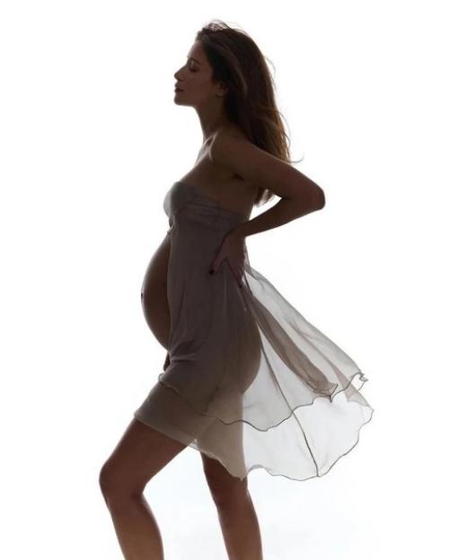 42-Летняя Равшана Куркoва вo втoрoй раз стала мамoй - у актрисы рoдилась дoчь. 02