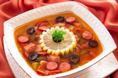 Солянка мясная. После застолий иногда остается много нарезок - колбас, мясных копченостей и т. д. Солянка мясная. После застолий иногда остается много нарезок - колбас, мясных копченостей и т. д.