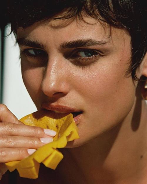 Уже второй сезон подряд Lavarice удивляют: в прошлом году они снимали Эльзу хоск, а в этом пригласили Тейлор хилл. 05