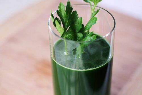 Сок петрушки - один из сильнейших соков по воздействию на организм. 

