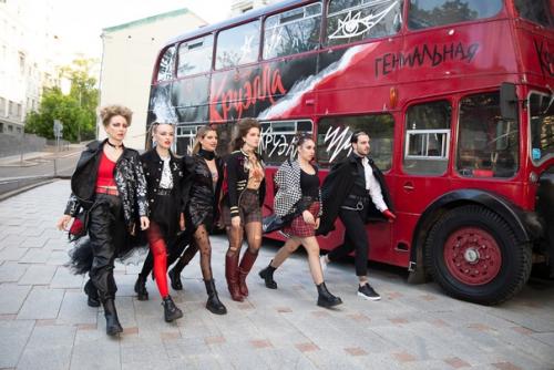 Блогеры к выходу фильма Круэлла устроили модный показ в центре Москвы. 01