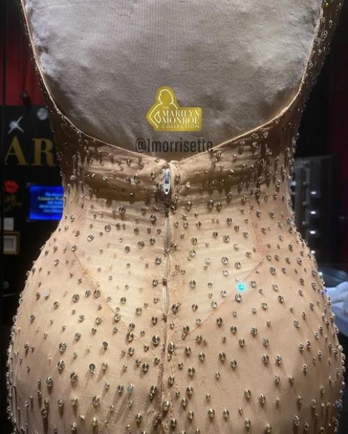 Испортила раритет: платье Мэрилин Монро разошлось по швам и лишилось кристаллов после Ким кардашьян. 03