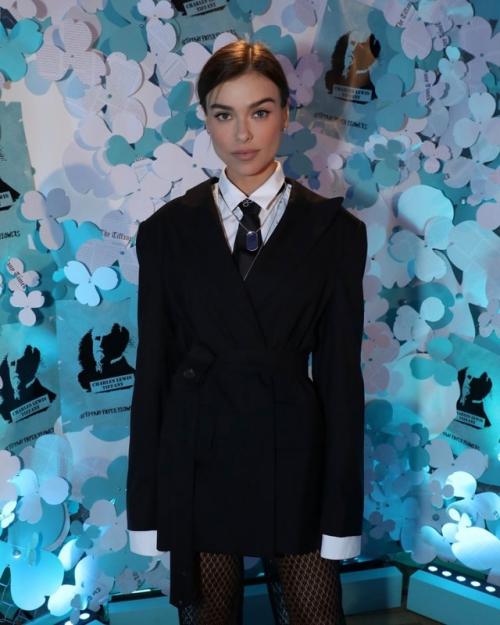 Кто-то: девушкам абсолютно не идут костюмы. 04