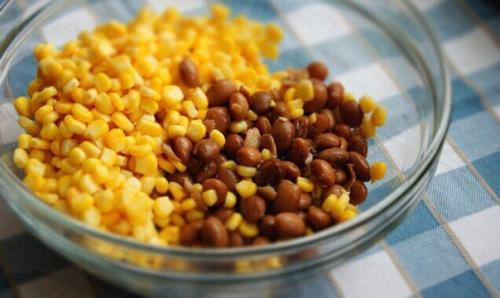 Салат с фасолью, кукурузой, курицей. 02