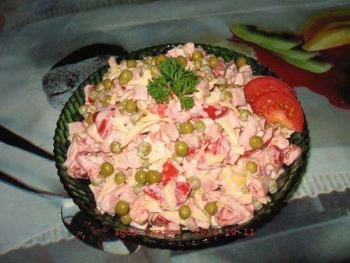 Сборный салат с помидорками и ветчиной.