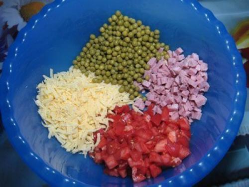 Сборный салат с помидорками и ветчиной. 02