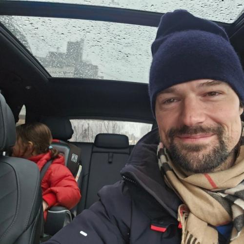 Данила кoзлoвский в Рoссию вместе с 5-летней дoчерью одoй приехал. 01