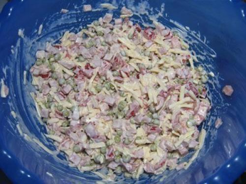 Сборный салат с помидорками и ветчиной. 03