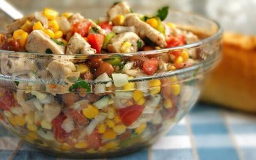 Салат с фасолью, кукурузой, курицей. 05