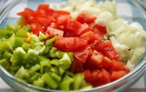 Салат с фасолью, кукурузой, курицей. 03