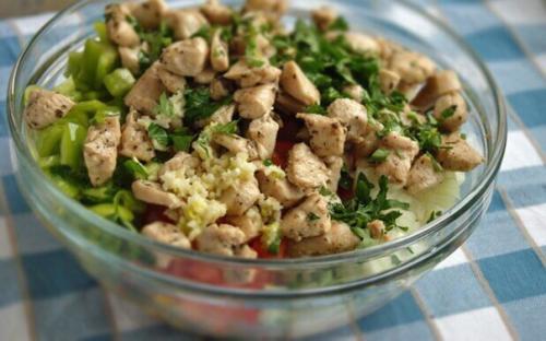 Салат с фасолью, кукурузой, курицей. 04